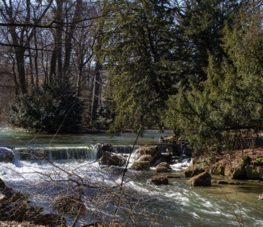 Über die Entstehung und Besonderheiten des Eisbach-Wasserfalls
